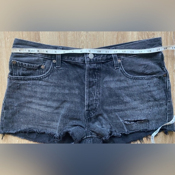 Revolve Levi’s 501 Size 32 black destroyed fray hem denim jeans shorts - Picture 6 of 16